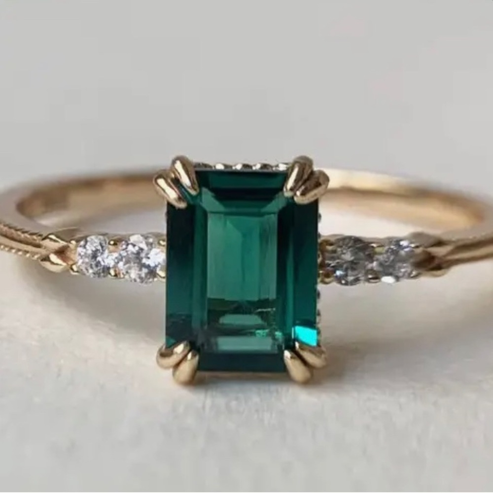 Glamorous Classic Green Rhinestone Ring - Timeless Design Sz 7,8,9,10 NWT